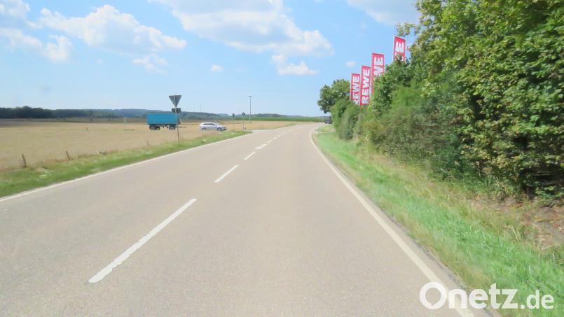 Zur Tatzeit stand am Stellplatz des silbernen Fahrzeuges das gesuchte weiße Auto. KPI Regensburg