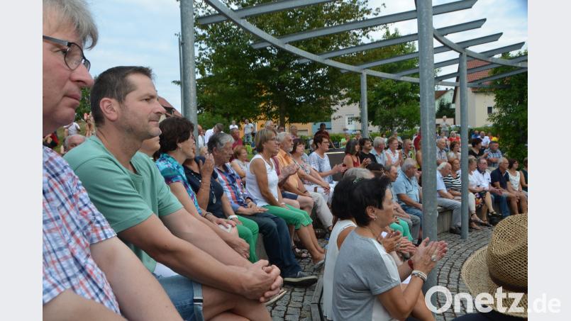 Etwa 200 Zuhörer versammeln sich an einem lauen Sommerabend im Generationenpark. dob