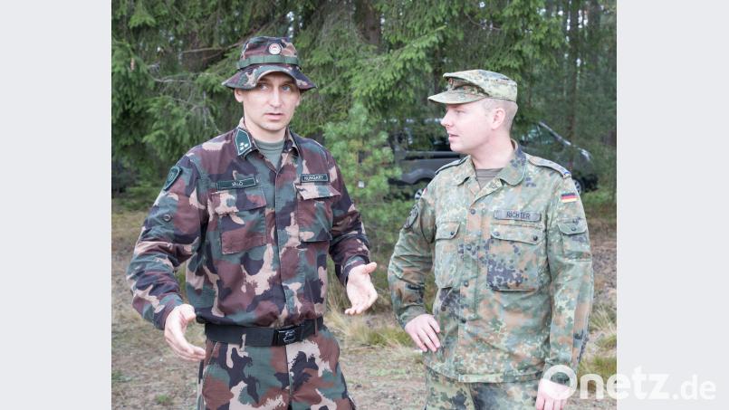 Hauptmann Jozsef Való (links), Chef der 1. Transport Kompanie des National Support Battalion und Hauptmann Denis Richter, Chef der 5. Kompanie, der Transportkompanie des LogBtl 472, waren aufmerksame und kritische Beobachter während der Übung. hbe