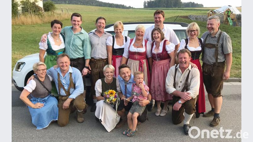 Acht Kirwapaare früherer Jahre, die inzwischen verheiratet sind, wollen es noch einmal wissen. Am Montagabend tanzen die Ehemaligen den Baum in Sunzendorf noch einmal aus. no
