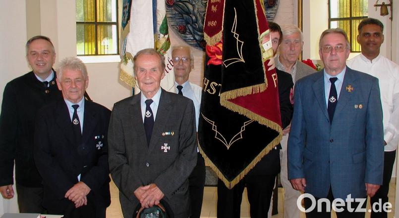 In der Kapelle fand die Gedenkfeier wegen eines Regengusses statt. Dabei waren (von links) Bezirksvorsitzender Thomas Semba, Vorsitzender Reinhard Bauer und Gründungs- und Ehrenmitglied Alois Praller. Rechts Pater Joy Munduplackal, Schriftführer Bernhard Roth und Bürgermeister Ludwig König. ld