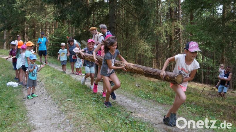 Die Kinder beim Baumstammschleppen. soj
