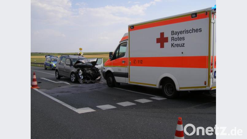 Zwei Autos sind am späten Dienstagnachmittag auf der B15 bei Mitterteich frontal zusammengeprallt. pz