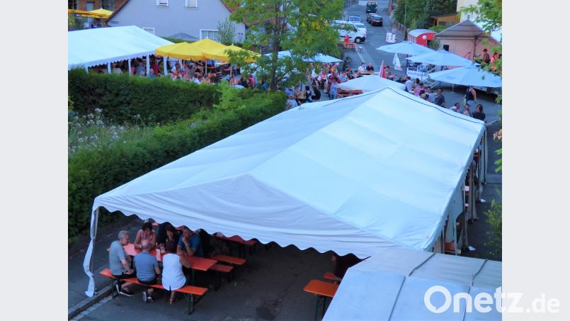 Die Zelte beim Bürgerfest dienten eher als Schattenspender. Bis auf den Regenschauer in den frühen Morgenstunden des Sonntags blieb es trocken und sommerlich heiß. mng