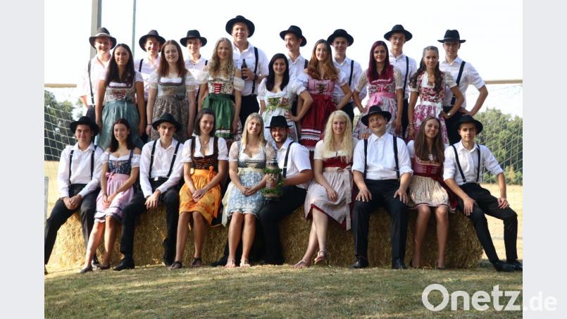 Diese 13 Paare tanzen heuer bei der Kirwa in Ursulapoppenricht mit. exb