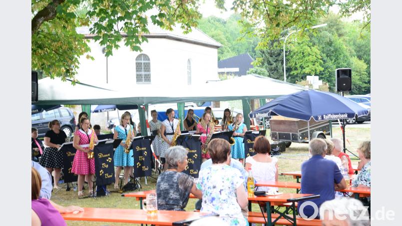 Die "Damen Big Band" Waidhaus heizt trotz sommerlicher Temperaturen ordentlich auf. bey