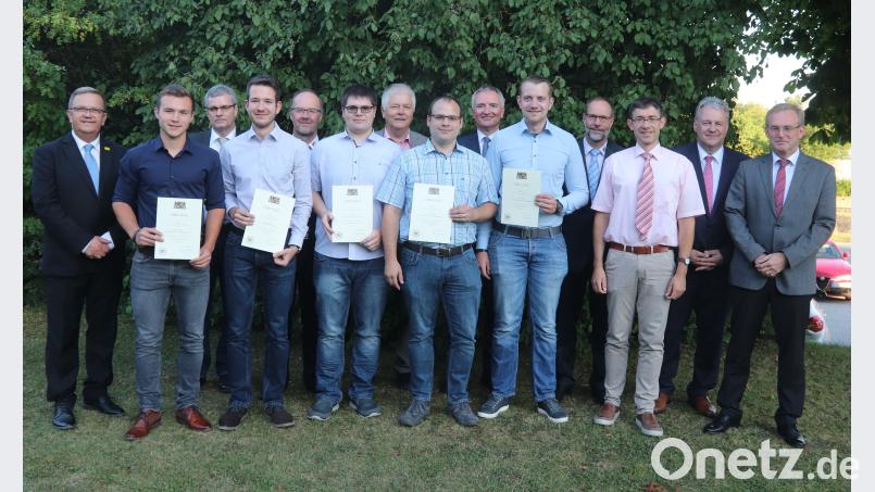 Stolz präsentieren die Träger der Meisterpreise der Staatsregierung ihre Urkunden. mfh