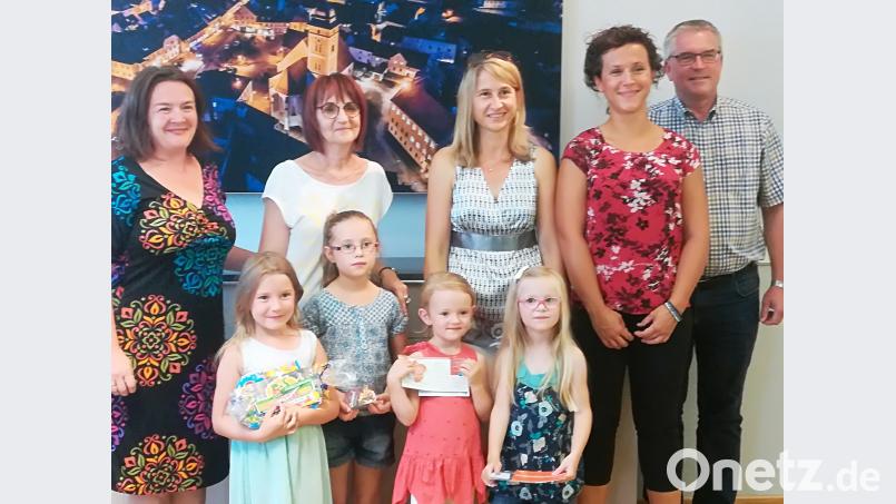Die Preisträger und Organisatoren der Luftballonaktion: vordere Reihe von links nach rechts Alina Weiler, Leni Zimmermann, Katharina Zeus, Amelie Windhager, hintere Reihe von links nach rechts Angi Hirmer, Gabi Schönberger, Daniela Kielhorn, Elisa Pretel und Bürgermeister Richard Tischler. hir