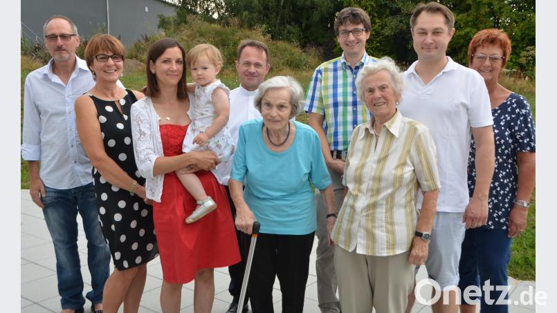 Irmgard Gesierich (Dritte von rechts) feiert 90. Geburtstag mit ihrer 94-jährigen Schwester Maria Janner aus Heilbronn (Sechste von rechts), Urenkelin Annelie und Enkel Stephan (Zweiter von rechts). dob
