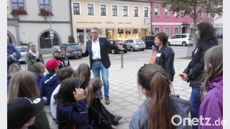 Die Viertklässler der Konnersreuther Grundschule verbringen eine spannende Nacht im Museumsquartier. Bei einer Stadtwanderung geht es am Rathaus vorbei, wo Bürgermeister Franz Stahl (Mitte) die Schüler erwartet. exb
