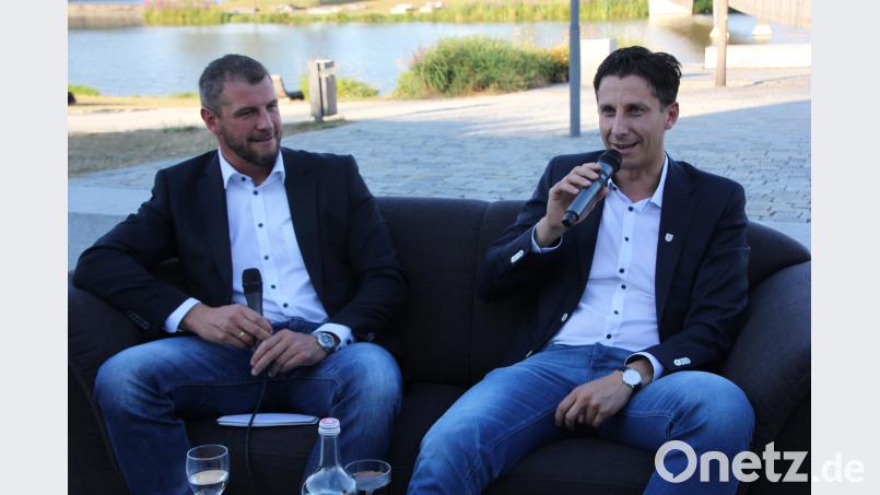 Zwei Fußballexperten auf dem schwarzen Kanapee: CSU-Ortsvorsitzender Huberth Rosner und SSV-Jahn-Geschäftsführer Dr. Christian Keller (links) – zwei, die sich verstehen. kro