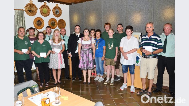 Bezirksschützenkönigin Nicole Wittmann (Achte von links) ist neue Meisterin in der Schützenklasse mit dem Luftgewehr. fjo