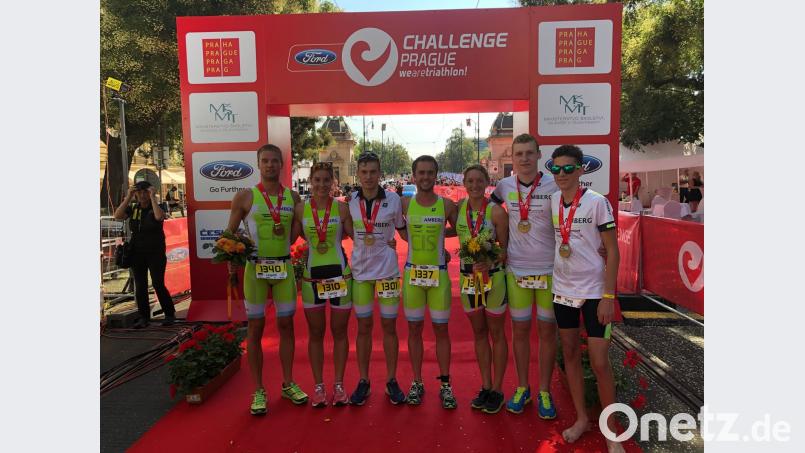Die Triathleten von CIS Amberg im Ziel der Challenge Prag: Von links Leopold Grimm, Lorena Schober, Florian Berdich, Nico Krohnfoth, Claudia Mai, Noah Treptow und Franjo Schmidt. bha