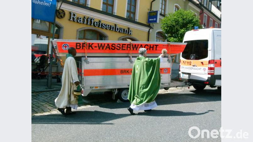 Pfarrer Thomas Jeschner segnet SEG-Anhänger der Wassserwacht. rn