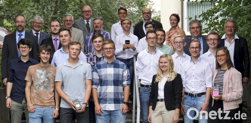 Selber, Wunsiedler und Marktredwitzer Gymnasiasten des Begabtenkurses mit ihren Schulleitern, Vertretern der Universität Bayreuth, des Elektro- und Informationstechnik-Verbands, der Stadt sowie des Landkreises. fppp