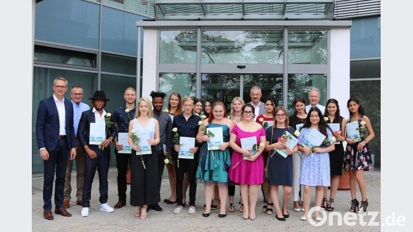 Die Absolventen des Jahrgangs 2017/18 mit den Ehrengästen. Klinikum Fichtelgebirge