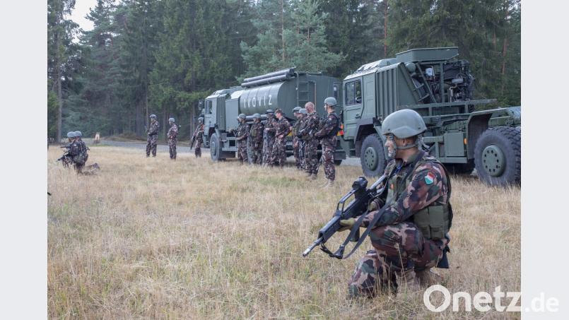 Die Soldaten bereiten sich auf ihren nächsten Übungsabschnitt vor. hbe