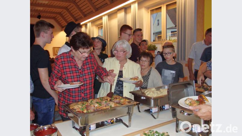 Die Besucher greifen gerne zu. wrt