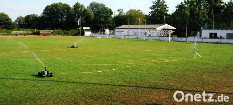 Die Wasserentnahme aus der Vils ist derzeit nicht möglich, da die Pumpe erst instandgesetzt werden muss. Dafür wird der Sportplatz aus dem Wasserleitungsnetz bewässert. Der SVL plant eine neue, fest installierte Bewässerungsanlage, damit die Sprenger nicht mehr aufwendig von Hand umgesetzt werden müssen, was derzeit mehrfach täglich der Fall ist. gf