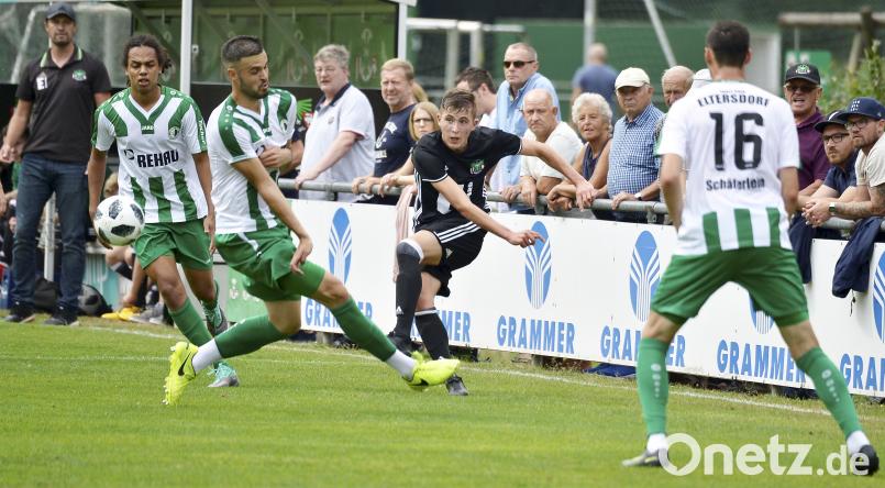 Es ist das Duell Fünfter gegen Neunter, doch die DJK Ammerthal – im Bild Neuzugang Florian Fruth (dunkles Trikot) – und der Würzburger FV sind in dieser Saison noch ungeschlagen. Hubert Ziegler