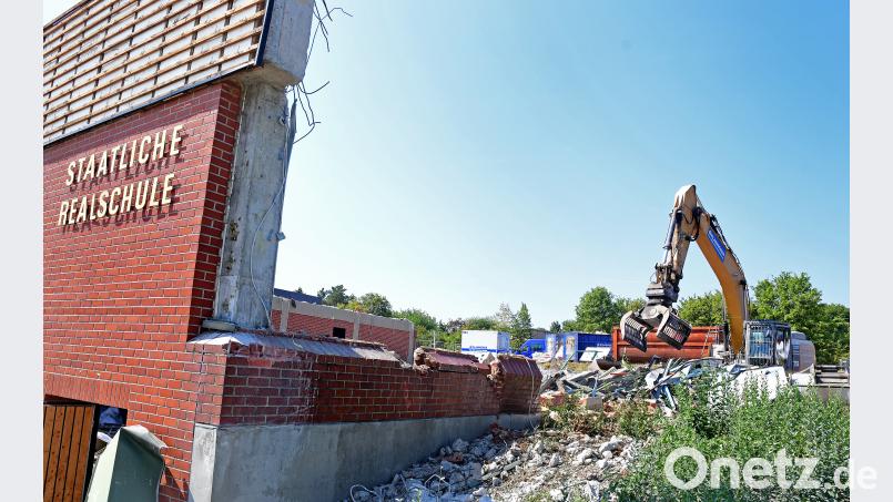 Leichtes Spiel für den Abbruchbagger. Die kleine Einfachturnhalle der Realschule ist keine Herausforderung für diese Maschine. Schon bald wird von dem Gebäude nichts mehr da sein. Petra Hartl