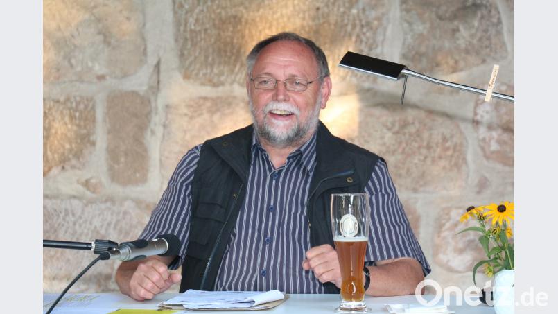 Mit Witz und mit viel Feingefühl sorgt Pfarrer Alfons Forster für Heiterkeit im Publikum. rpp