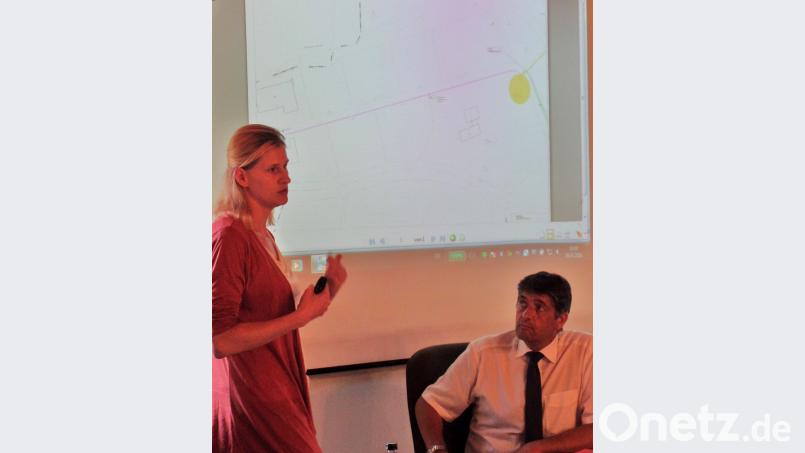 Katja Lindner (links), Leiterin Netzbau der Bayernwerk AG in Weiden informierte den Stadtrat über die geplante Erdverkabelung einer 20 Kilovolt-Leitung in den kommenden Jahren. Bürgermeister Edgar Knobloch (rechts) war ein aufmerksamer Zuhörer. Brendel, Hubert (BR)