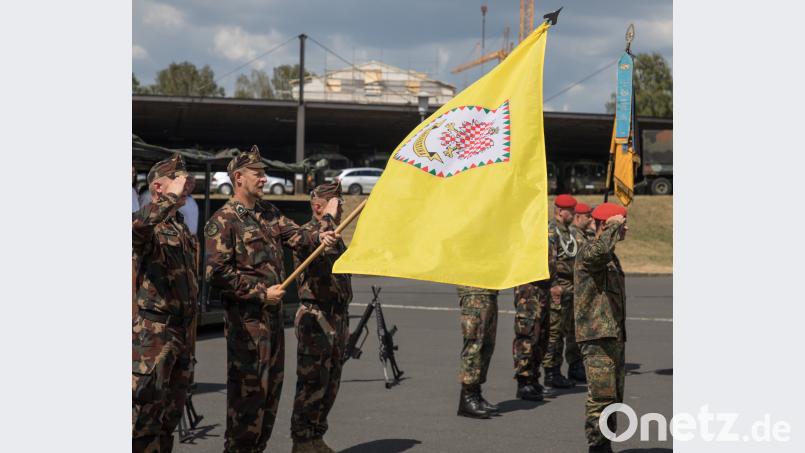 Beim Abspielen der Nationalhymnen salutieren die Soldaten. hbe