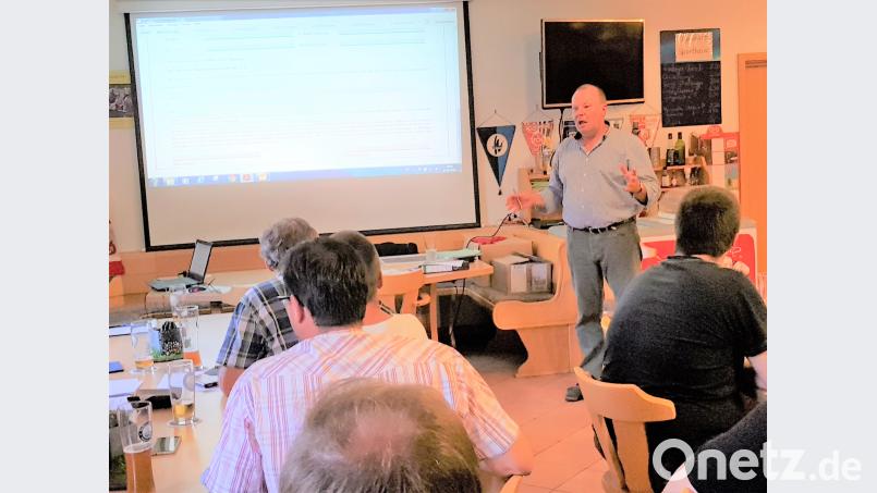 Rechtsanwalt und FSB-Präsidiumsmitglied Hans-Peter Lang in Aktion bei der Infoveranstaltung der Sängergruppe Floß im TSV-Sportheim. tu