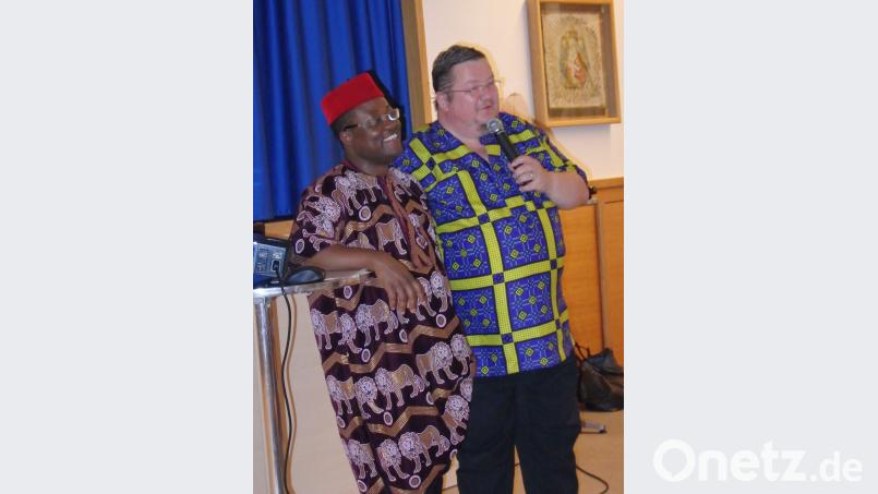 Stadtpfarrer Hubert Bartel in ungewohntem Outfit neben seinem afrikanischen Priester-Kollegen wrt