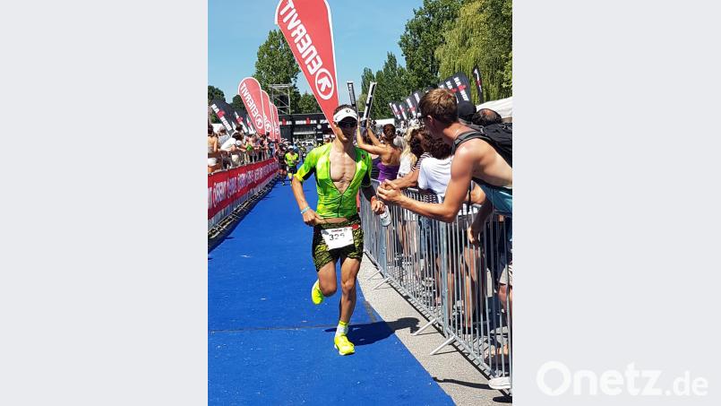 Geschafft: Alfred Schwabl beim Zieleinlauf beim Ironman Zürich 2018 exb