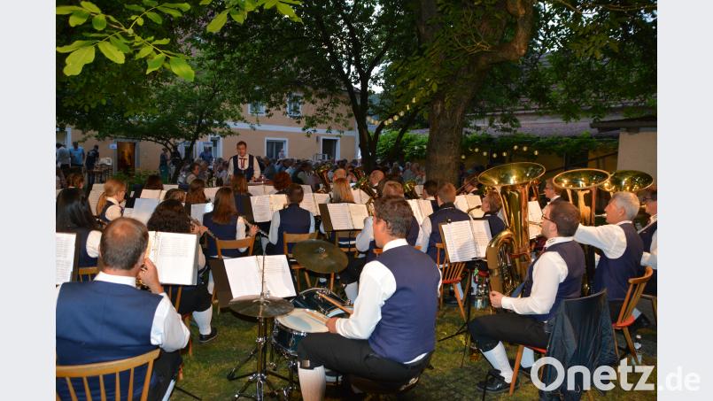 40 Musikanten der Blaskapelle Auerbachtal begeisterten einen vollbestzten Unterauerbacher Pfarrgarten mit bayerisch-böhmischer Musik. ga