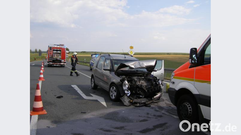 Zwei Autos sind am späten Dienstagnachmittag auf der B15 bei Mitterteich frontal zusammengeprallt. pz