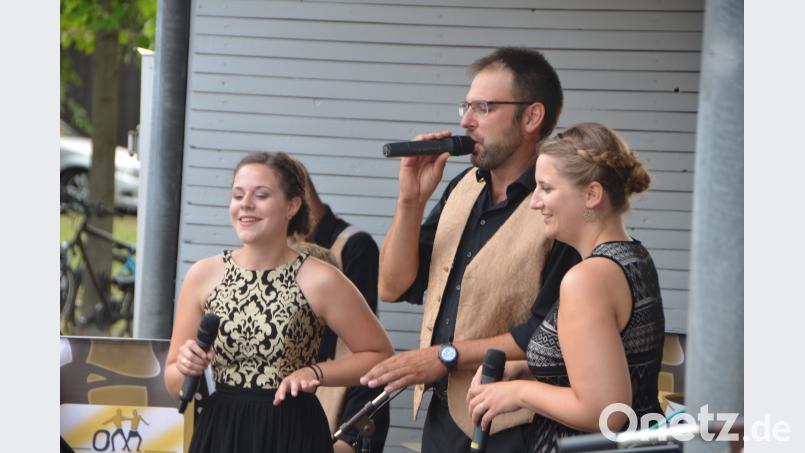 Stefanie und Lena Mittelmeier (von links) leihen zusammen mit Alexander Mückl der &quot;OM&quot;-Bigband im Generationenpark ihre Stimmen. dob