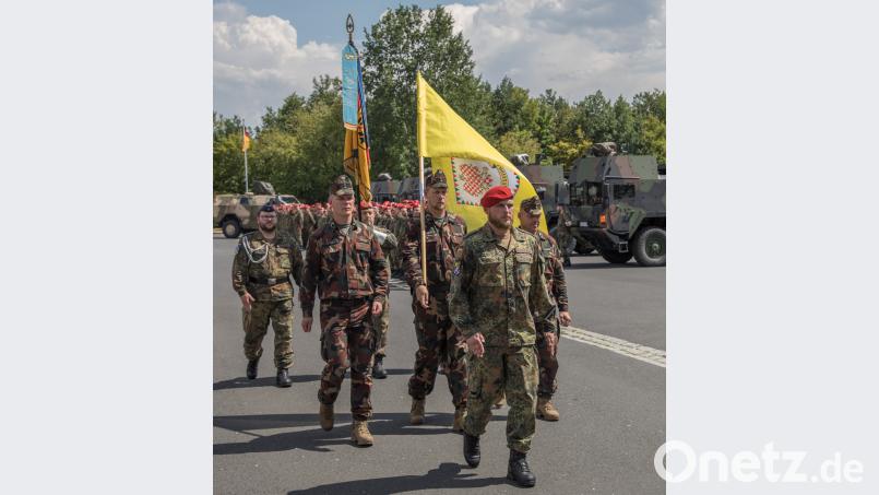 Der Ausmarsch der Fahnenabordnungen beendet die Zeremonie. hbe