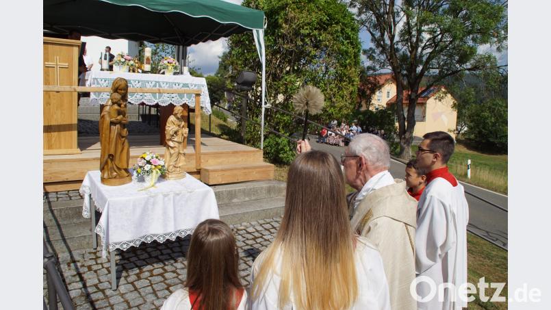 BGR Pfarrer Michael Reitinger weihte die Holzfiguren der Gottesmutter mit dem Jesuskind und des heiligen Josef. mmj