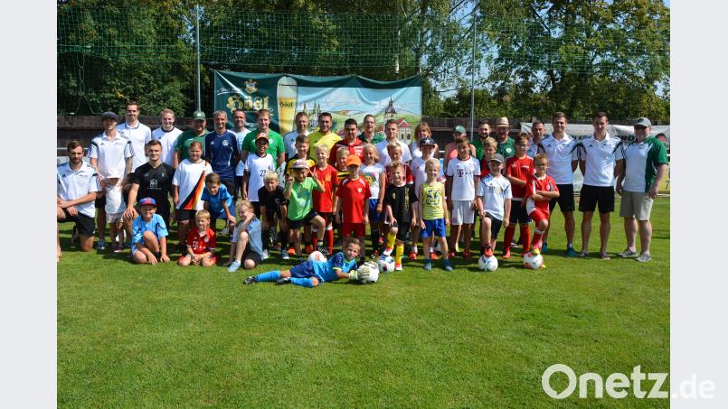 Groß war die Begeisterung zum Ferienprogrammauftakt beim SV Mitterteich. 26 Kinder kamen, um teilweise zum ersten Mal den Fußball zu schnuppern und das DFB-Abzeichen zu erwerben. Unter der Gesamtleitung von Jugendleiter Markus Rosner und Florian Greim (Förderverein) durften die Kids unter Anleitung von aktiven Fußballern trainieren und verschiedene Übungen machen. Auch stellvertretender SV-Vorsitzender Gerhard Greim (rechts) schaute vorbei. jr