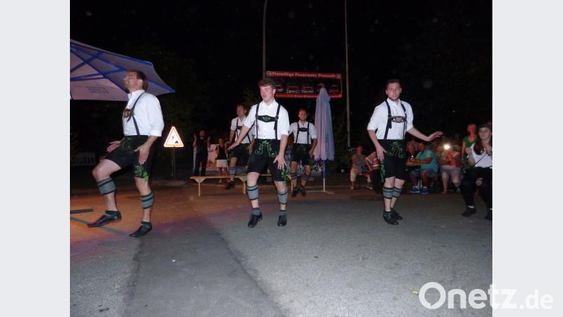 Sie sorgten bereits am Samstagabend für Stimmung: die &quot;Schwarzenbacher Schenkelzinterer&quot; mit ihrem rockigen &quot;Schuhplatt&#039;ln 2.0&quot;. mng