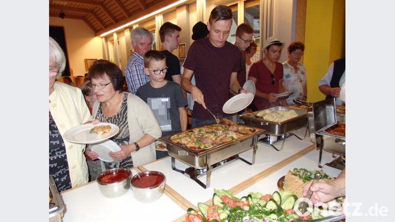 Die Besucher greifen gerne zu. wrt