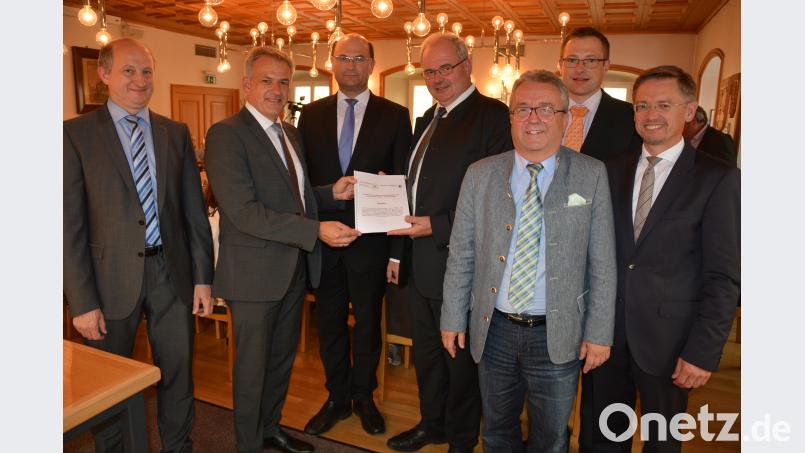 Sie überreichten die gemeinsame Resolution an Staatsminister Albert Füracker. Mit dabei waren (von links) Wolfgang Kaiser (Ikom Stiftland), Ikom-Vorsitzender Roland Grillmeier, Albert Füracker, Gottfried Härtl, Toni Dutz, Martin Schmid (alle Steinwald-Allianz) und MdL Tobias Reiß. Der Minister sicherte eine zeitnahe Klärung zu. jr