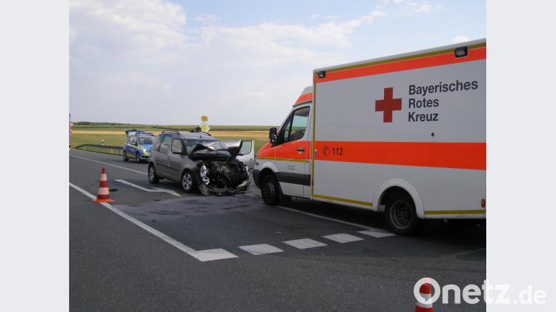 Zwei Autos sind am späten Dienstagnachmittag auf der B15 bei Mitterteich frontal zusammengeprallt. pz