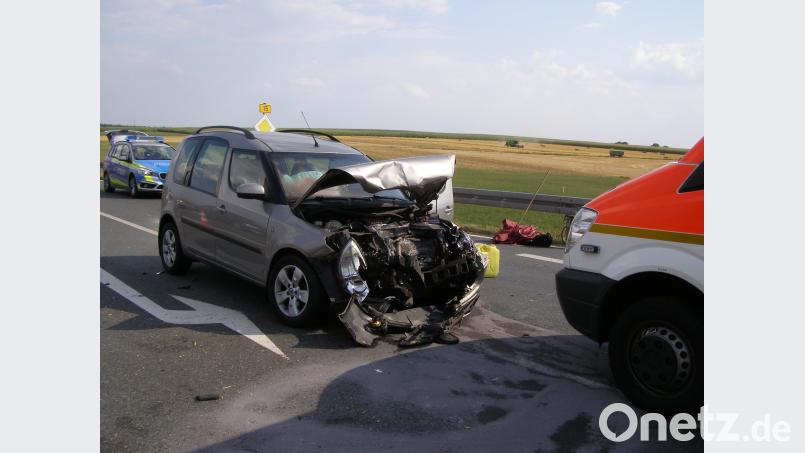 Zwei Autos sind am späten Dienstagnachmittag auf der B15 bei Mitterteich frontal zusammengeprallt. pz