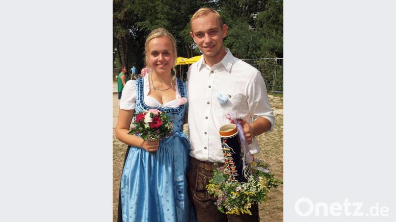 Christina Drick und Michael Schaller sind das strahlende Wolfsbacher Oberkirwapaar 2018. sön