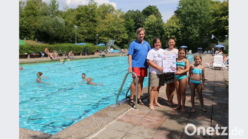 Am Samstag wird das Jubiläum des Förderkreises zusammen mit der Wasserwacht beim Badfest groß gefeiert. Der Vorsitzende der Wasserwacht, Markus Münchmeier, Förderkreisvorsitzende Lisa Rauh und Patricia Henze (von links) hoffen, dass das schöne Sommerwetter anhält und viele Gäste das Fest besuchen. bsc