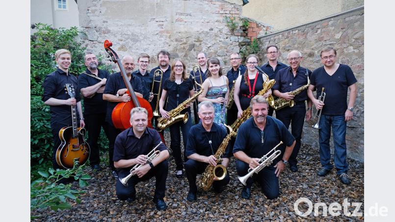 Die komplette Bigband "Swing a ling ding" kurz vor Konzertbeginn im Sterngarten. Bild: twi