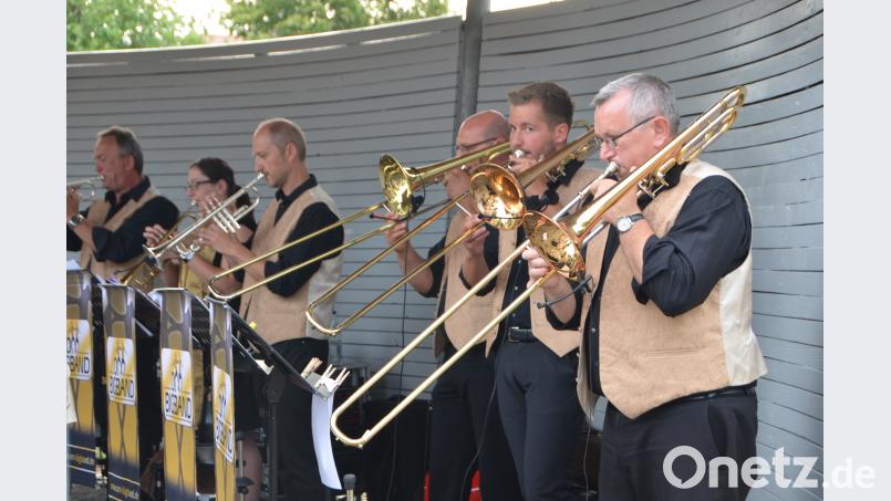 Goldenes Blech blitzt bei der &quot;OM&quot;-Bigband im Generationenpark mit den Posaunen auf. dob