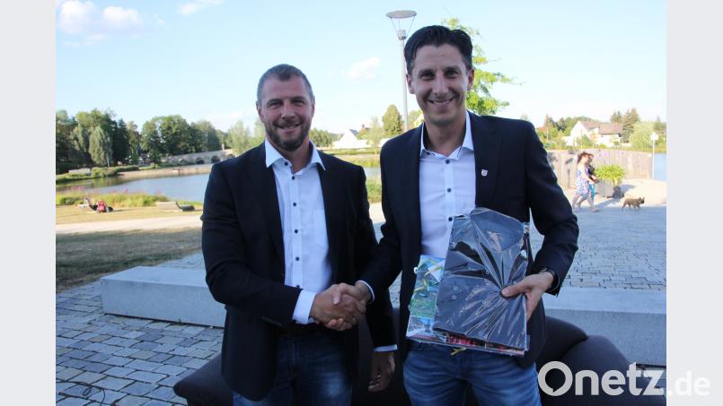 Ein Tirschenreuther Buch und ein Hatico-Hemd gab es von Huberth Rosner (links) für Dr. Christian Keller. kro