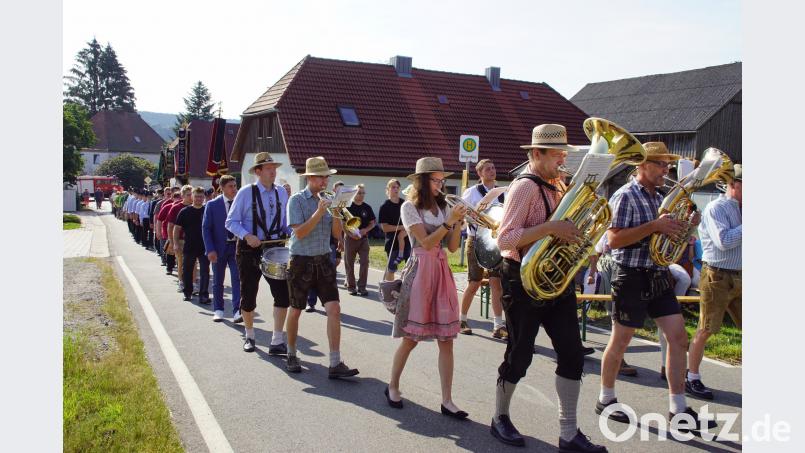Voran die Musikanten der "Blechlawine Weiding", marschierten Ehrengäste und Vereinsabordnungen beim Kirchenzug. mmj