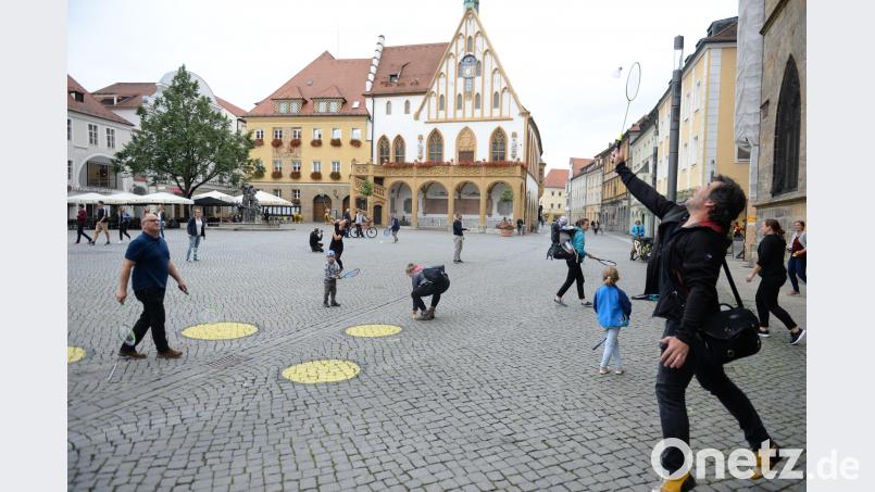 Gut 20 Teilnehmer trafen sich 2017 auf dem Amberger Marktplatz zur dritten Auflage des Amberger Federball Flashmobs. Andreas Brückmann (Archiv)