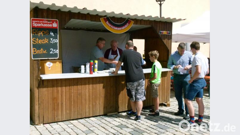 Standortkommandeur Oberst Boyd am Stand der Reservistenkameradschaft. rn